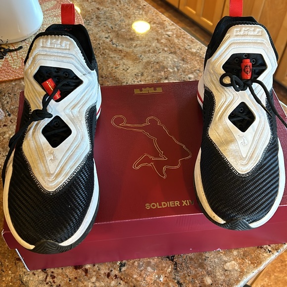 LeBron Soldier XIV size 8.5 - Picture 3 of 5